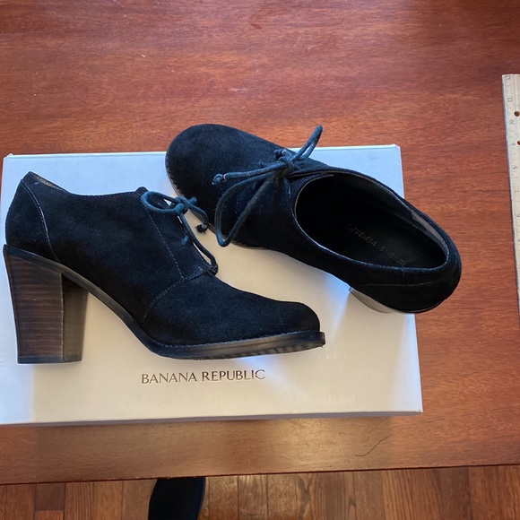 EUC: Banana Republic black suede ankle booties. Size 8.5. - Picture 2 of 14